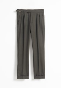 Pantalones ajustados de color verde oscuro con cinturón, que cuentan con un frente plisado y dobladillos con puños. Textura suave y acabado pulido.