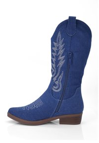 Bottes de cowboy en denim bleu avec fermeture éclair sur le côté, bout pointu et broderies blanches incluant des motifs de feuilles et de lignes. Talon bas marron.