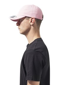 Roze baseballcap met een gebogen klep, van katoen, met een verstelbare band en een logopatch op de rand, gedragen door een persoon in een zwart T-shirt.