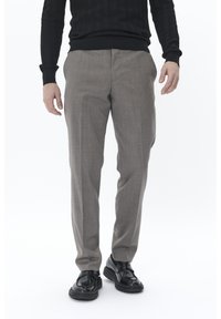 Pantaloni voalți cu dungi gri, realizați dintr-un material țesut, având o croială ajustată. Combinat cu pantofi din piele negri pentru un aspect rafinat.