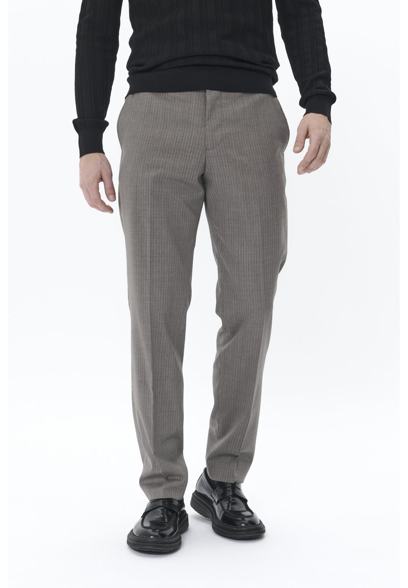 Pantaloni voalți cu dungi gri, realizați dintr-un material țesut, având o croială ajustată. Combinat cu pantofi din piele negri pentru un aspect rafinat.