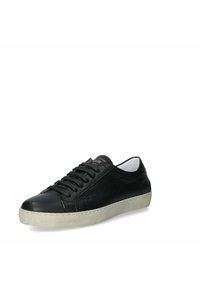 Sneakers in pelle nera con finitura testurizzata, punta rotonda e suola piatta in gomma. Presentano lacci frontali e un marchio discreto sulla linguetta.