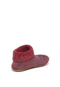 Rote und graue Wollschlappen mit einem gerollten, gerippten Bund. Weiche Textur, runde Form und eine flache, beige Sohle. Minimalistisches Design.