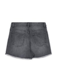Shorts in denim grigio con orlo sfrangiato, dotati di due tasche posteriori e passanti per cintura. Il tessuto presenta un aspetto usurato con una sottile texture.
