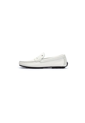 Mocasines de cuero blanco con un diseño cosido, suela de goma negra plana y un pequeño logo acentuado en el lado. Textura suave y estilo casual.