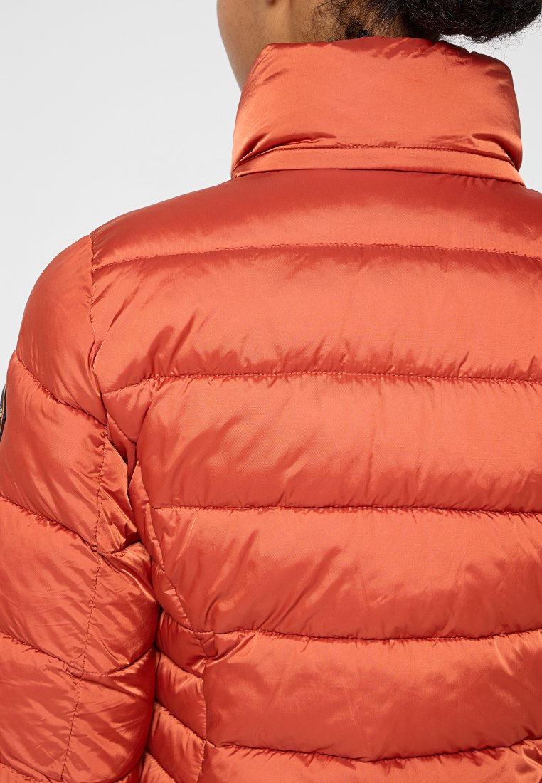 Padded Jacke in leuchtendem Orange, mit hohem Kragen, horizontal gestepptem Design und glatter, glänzender Stoffoberfläche.
