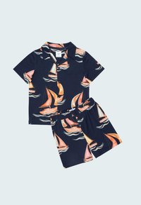 Kortsleeve skjorta och shorts-set i navyblå bomull, med ett färgglatt segelbåtsmönster med orange detaljer och vita vågor.