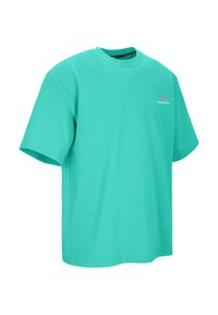 Turquoise t-shirt met korte mouwen van zacht katoen, voorzien van een ronde hals en een klein gedrukt logo op de linkerborst.