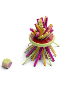 Gioco di impilamento colorato con una base verde tonda, una parte superiore rossa e semi neri, sormontato da bastoncini multicolori. Include una piccola palla.
