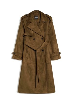 Palton lung maro din piele întoarsă, cu nasturi cu dublu rând, revere late, epoleți pe umeri, talie cu curea și mâneci cu nasturi.