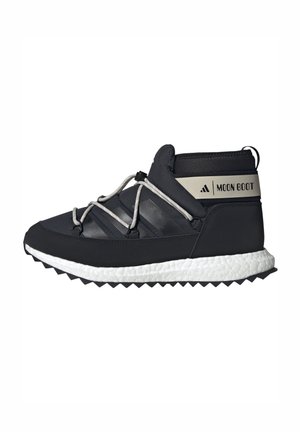 Scarpa nera alta con esterno liscio, sistema di allacciatura elastico, suola bianca testurizzata e fascia con marchio, progettata per comfort e trazione.