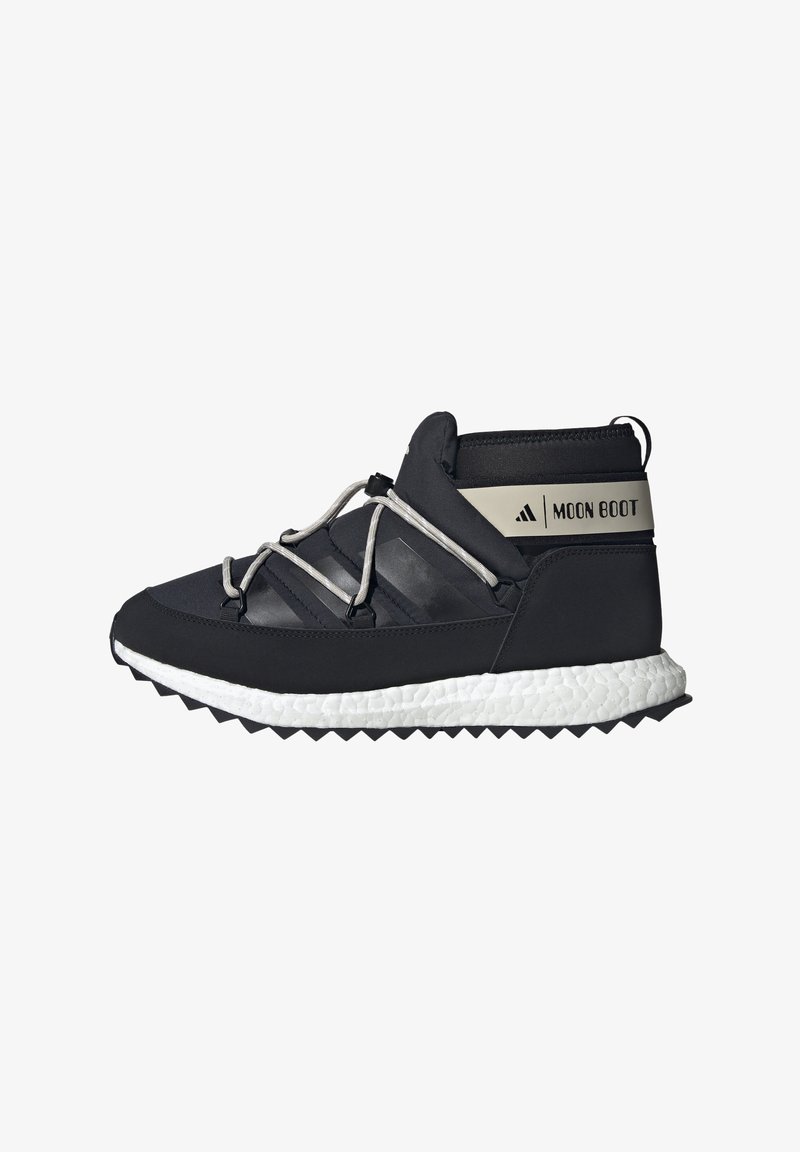 Zwarte mid-top schoen met een gladde buitenkant, elastisch vetersysteem, witte gestructureerde zool en een merkband, ontworpen voor comfort en grip.