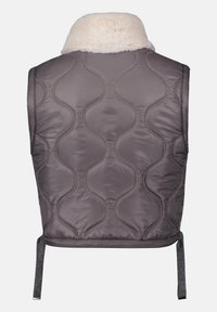 Gepolsterte Weste aus weichem grauem Stoff mit einem Kragen aus Kunstfell, die ein welliges Muster aufweist und einen Bindegürtel in der Taille hat. Glatte, gepolsterte Textur.