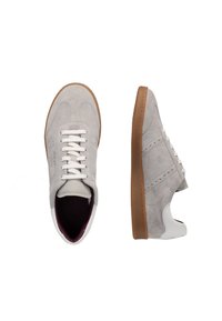 Zapatillas de ante gris claro con cordones blancos, suelas de goma marrón y acentos blancos en el talón, mostradas desde vistas superior y lateral.