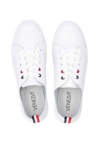 Weiße perforierte Sneaker mit weißen Schnürsenkeln, die schwarze und rote Ösen aufweisen. Das Innere hat eine hellgraue Futter und eine markenbezogene Innensohle.