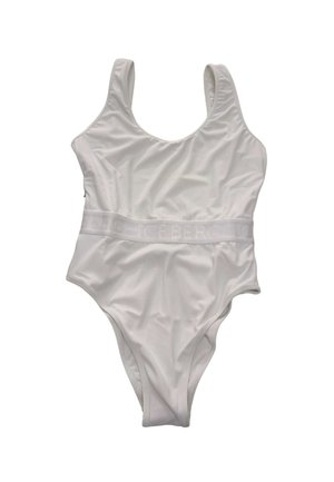 Costume intero bianco con ampie spalline e aperture delle gambe ad alto taglio, con una fascia sottile marchiata.