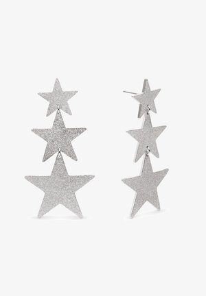 Orecchini argento a forma di stella con un design a strati composto da tre stelle di dimensioni diverse, una texture scintillante e chiusura a monachella.