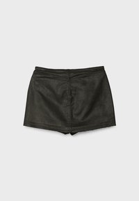 Zwarte denim mini-jurk met een gestroomlijnde vorm, voorzien van een ruwe rand, minimale stiksels en een enkele naaddetail bij de taille.
