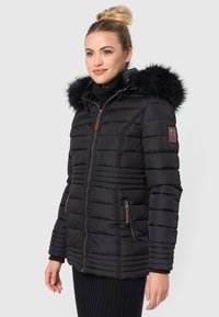 Schwarze gepolsterte Jacke mit einem mit Pelz gefütterten Kapuze, mit Reißverschlusstaschen und gerippten Bündchen. Verfügt über vertikale Nähte und Lederakzente an den Reißverschlüssen.