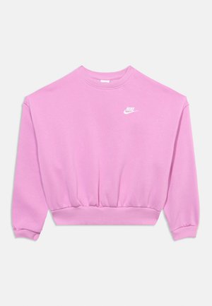 Ružičasti Nike duks s dugim rukavima i rebrastim manžetnama, s bijelim Nike logotipom na gornjem lijevom dijelu prsa.