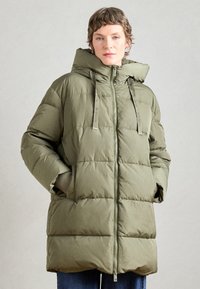 Zelená vypchávkovaná parka s kapucňou, vybavená zipsom, nastaviteľnými šnúrkami a rebrovanými manžetami. Horizontálne prešívaný dizajn.