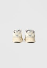 Gaismas bēša krāsas sporta apavi ar zamšādas un auduma kombināciju. Aprīkoti ar polsterētu apkakli, atstarojošiem elementiem un teksturētu gumijas zoli.