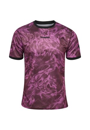 Koszulka sportowa z krótkim rękawem z abstrakcyjnym fioletowo-czarnym wzorem wirującym oraz czarnym kołnierzem i brzegami rękawów, z logo "hummel" na piersi.