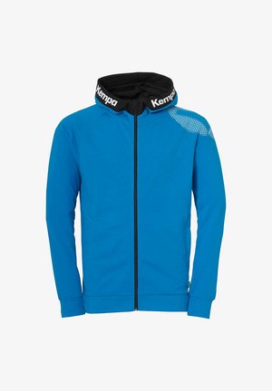 Blå zip-up hoodie med sorte accenter, der har en høj krave, raglanærmer og et struktureret design på højre skulder.