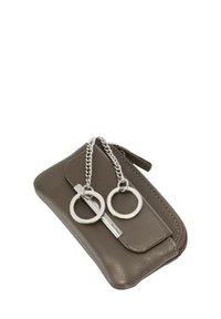 Portafoglio in pelle marrone con chiusura a zip, dotato di tasca frontale e attacco a catena argentata con due anelli portachiavi circolari.