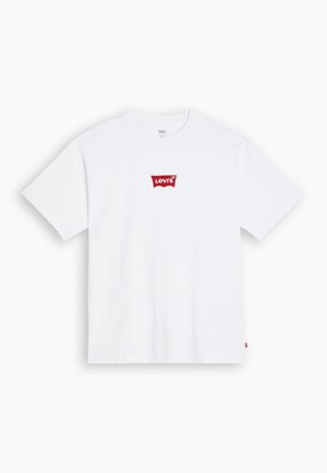 Valkoinen puuvillapaita, jossa on punainen Levi's-logo-merkki keskellä rintaa. Lyhyet hihat ja klassinen pyöreä kaula-aukko.