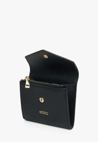 Černá kožená peněženka s texturovaným povrchem, zlatými kovovými doplňky a zipovou kapsou. Obsahuje zacvakávací uzávěr a embosované logo.