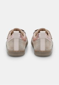 Zamszowe sneakersy w beżowym kolorze z metalicznymi różowymi akcentami. Tył ma uchwyt do wkładania i gładką panel tylny, okrągły czubek oraz gumową podeszwę.