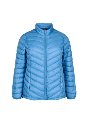 Helleblaue Steppjacke mit einem Chevron-Steppmuster, hohem Kragen, Frontreißverschluss und zwei seitlichen Taschen. Glattes, leichtes Material.