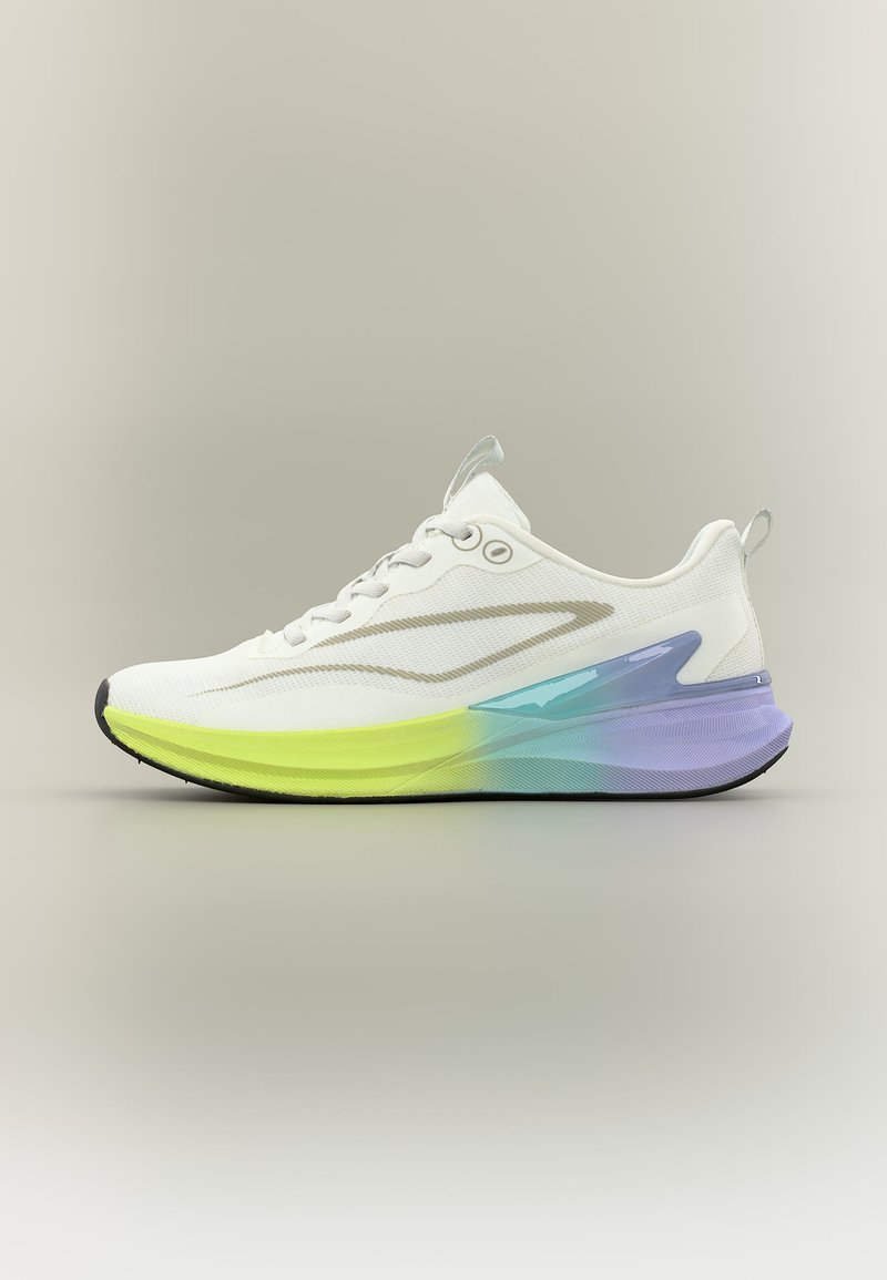 Άσπρο αθλητικό παπούτσι με λευκά κορδόνια, αεριζόμενο επάνω μέρος από δίχτυ, και σόλα που μεταβαίνει από κίτρινο σε μπλε και στη συνέχεια σε μωβ διαβάθμιση.