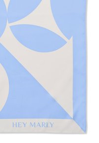 Foulard en soie carré avec un fond bleu clair et des formes abstraites blanches. "HEY MARLY" imprimé en bleu clair au bord inférieur.