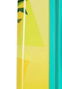 Des bagages jaunes avec une finition brillante, présentant des motifs géométriques en vert et jaune, et un accent de fermeture éclair en bleu-vert sur le côté.