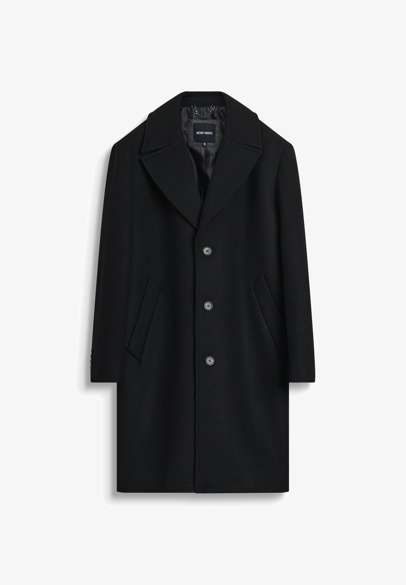 Cappotto lungo nero in lana con silhouette strutturata, ampia scollatura a punta, chiusura a cinque bottoni, due tasche laterali e foderato in modo liscio.