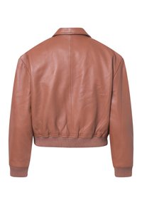 Giubbotto bomber in pelle marrone con cintura e polsini a costine, caratterizzato da una superficie liscia e colletto classico, progettato senza chiusure visibili.