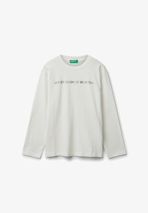 Weißes Langarm-T-Shirt mit mehrfarbigem, mittig auf der Brust platziertem Schriftzug "UNITED COLORS OF BENETTON" und einem runden Ausschnitt.