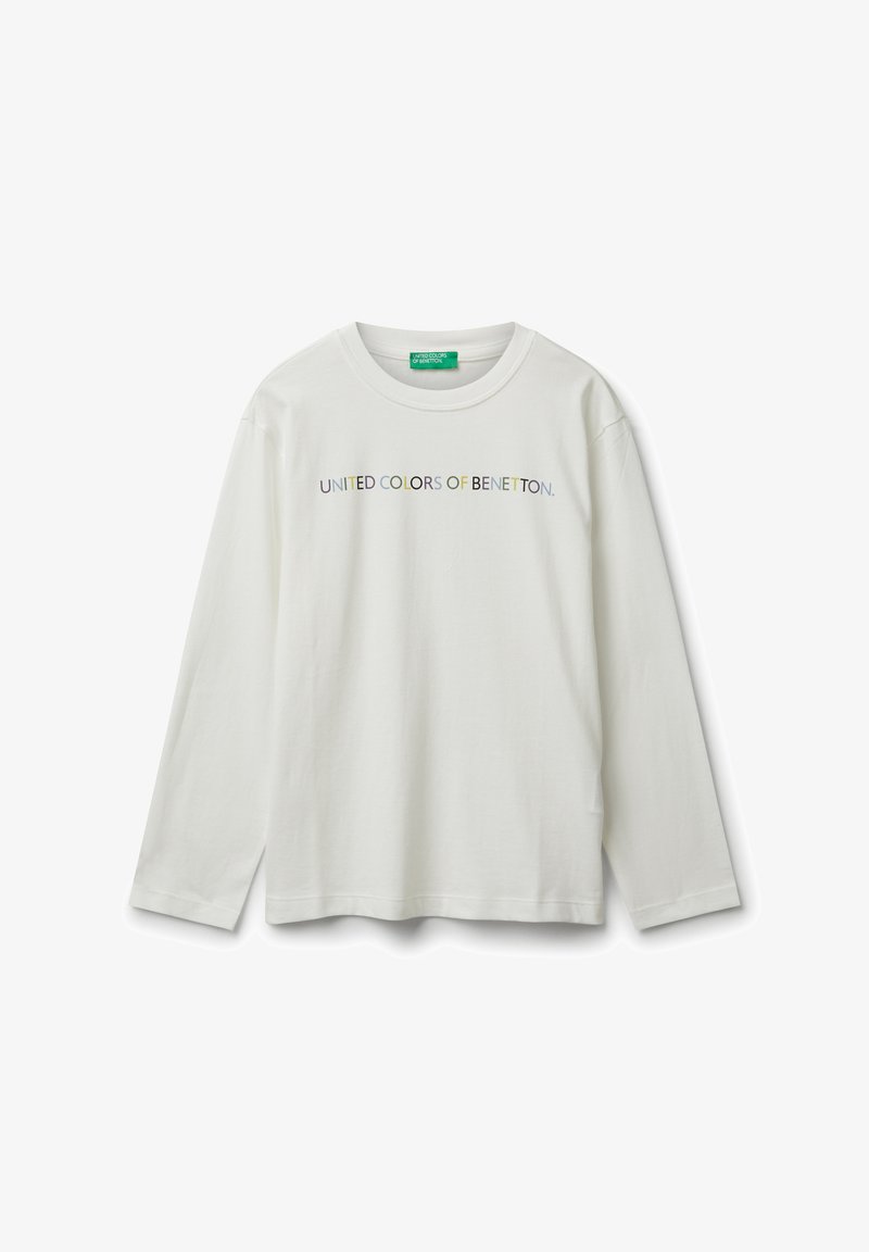 Camiseta blanca de manga larga con el texto multicolor "UNITED COLORS OF BENETTON" centrado en el pecho y un cuello redondo.