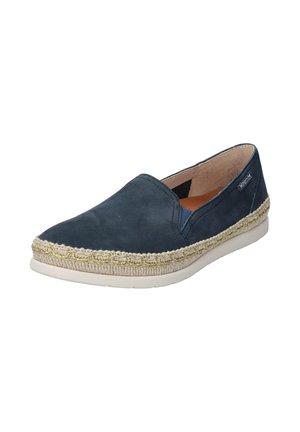 Chaussure à enfiler en daim bleu avec une bordure en jute tressé, un bout arrondi et une semelle en caoutchouc de couleur claire. L'intérieur est doublé d'une toile couleur noisette.