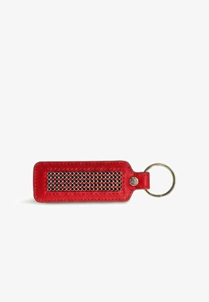 Rode leren sleutelhanger met een rechthoekig zwart gaasdetail en een aangehechte zilverkleurige metalen sleutelring op een witte achtergrond.