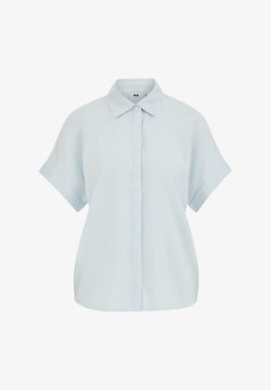 Chemise à manches courtes à fines rayures bleu clair et blanc, avec un col pointu et une patte de boutonnage devant, présentée sur un fond blanc.