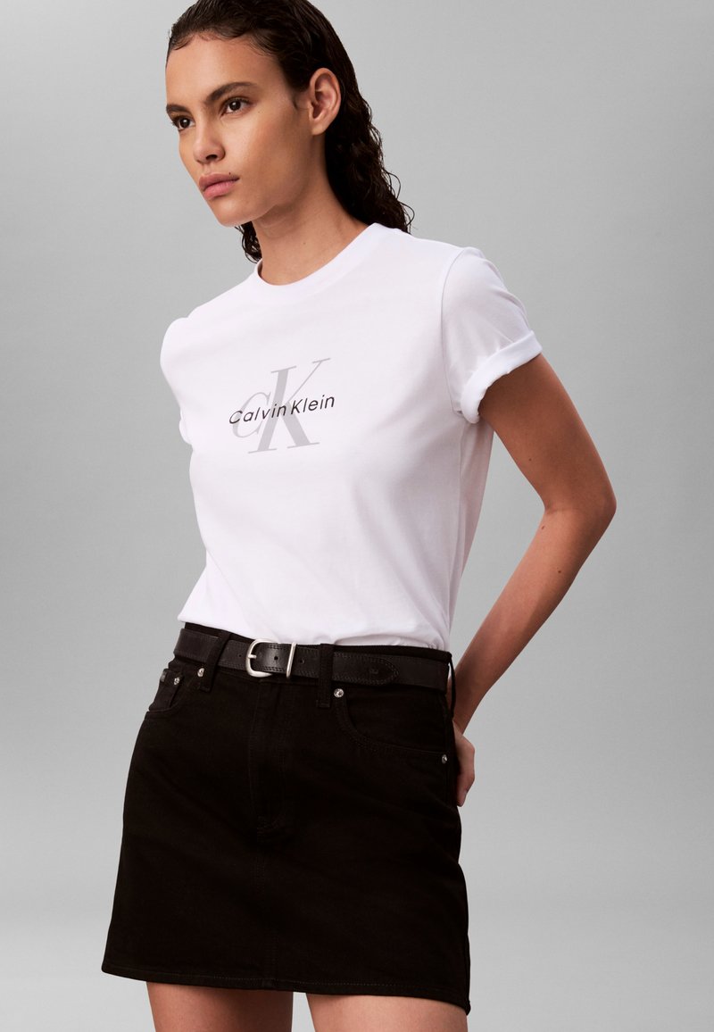 Calvin Klein Jeans HERO CLASSIC MONOLOGO - Triko s potiskem - brilliant white