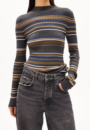 Pull rayé côtelé dans des tons de gris, marron et bleu. Design ajusté avec col montant et manches longues, associé à un jean taille haute gris foncé.