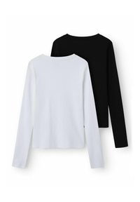 Zwei Langarmshirts, von hinten betrachtet: eines in Schwarz und eines in Weiß, aus geribbertem Stoff, mit runden Ausschnitten und geraden Säumen.