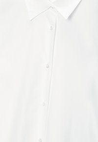 Chemise blanche en coton, dotée d'un col classique, d'une patte de boutonnage et d'une texture mate et lisse.