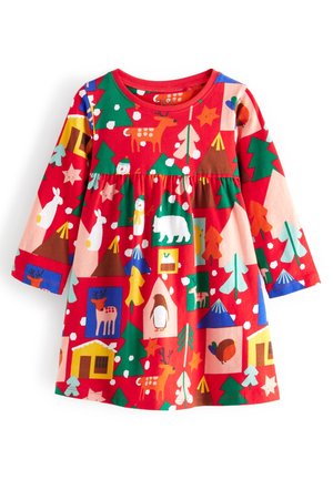 Rød bomuldskjole med lange ærmer, der viser farverige illustrationer af dyr, træer og huse. Indsnit i taljen og rund halsudskæring.