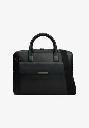 Maletín rectangular negro de cuero con asas dobles, bolsillo frontal, cierre de cremallera y una correa de hombro ajustable.