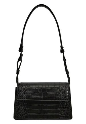 Zwarte handtas met verstelbare schouderriem, voorzien van een krokodillenleren patroon en een rechthoekige klepclosure.